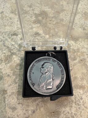 Thomas Jefferson Commemorative Indian Peace Medal Pendant - Metallic Silver
